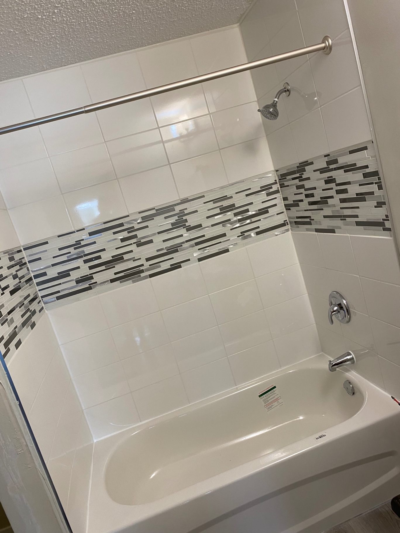 Tub surround with mosaic band